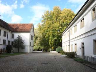 Cour intérieure pavée de pierres provenant du domaine monastique de Paradies.