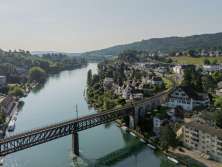 Vue d'en haut sur le Rhin et le pont ferroviaire près de Schaffhouse.