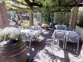 Cour intérieure Wirtschaft zum Frieden La cour intérieure est recouverte de blanc. Un pavillon recouvert de verdure offre de l'ombre.