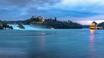 Ambiance nocturne aux chutes du Rhin. Vue sur les deux châteaux : Schloss Laufen le petit château de Wörth.