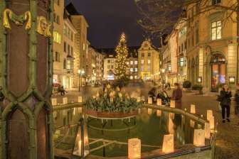 Illuminations de Noël sur la Fronwagplatz dans la vieille ville de Schaffhouse. Au centre se trouve un sapin avec une guirlande lumineuse et des bougies chauffe-plat sur la fontaine Mohrenbrunnen.