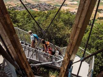 Randenturm de Siblingen Quatre personnes montent les escaliers de la tour périphérique de Siblingen. Une tour sur des escaliers en bois et en métal.