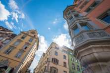 Maisons sur la Fronwagplatz de Schaffhouse en jaune, ocre et vert. Vue sur la tour Fronwag avec l'horloge Fronwag et oriel