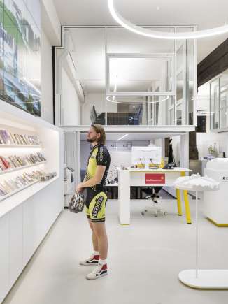 Visitor Centre Schaffhouse Un cycliste se tient devant un mur de prospectus et regarde brochures .