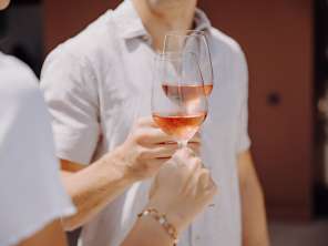 Fête du Räbhüsli à Hallau Deux personnes trinquent avec un verre de rosé.