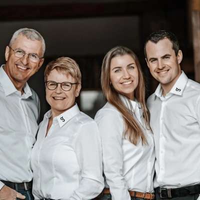 Gruppenfoto des Teams des Gysel 175 Weinguts.