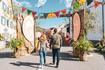 Fête d'automne à Wilchingen Un couple se tient la main. Ils se promènent dans les ruelles décorées de couleurs vives lors de la fête d'automne de Wilchingen.