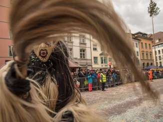 Défilé de carnaval de Schaffhouse avec une sorcière Un défilé de carnaval. Une sorcière déguisée est mise en avant.