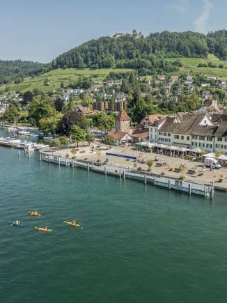 Canoë Stein am Rhein Quatre canoéistes naviguent sur le Rhin devant la vieille ville de Stein am Rhein .
