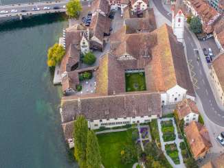 Vue d'en haut sur l'abbaye de Saint-Georgen, située au bord du Rhin à Stein am Rhein. On y voit l'église et son clocher, le cloître avec sa cour intérieure et le jardin.