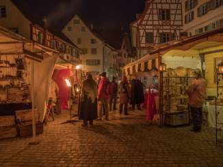 Marché médiéval de Stein am Rhein Entre les ruelles historiques de la petite ville de Stein am Rhein se trouvent de nombreux stands de marché. Des visiteurs en habits médiévaux parcourent le marché.