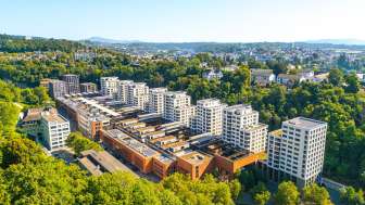 Blick von oben auf die Stahlgiesserei. Moderne Wohnblöcke sind kombiniert mit ehemaligem Industrieareal.