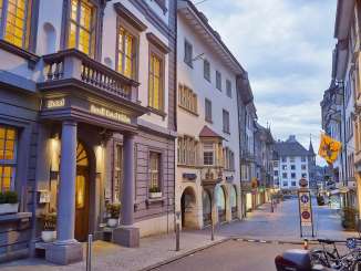 Sorell Hôtel Rüden Vue extérieure de l'hôtel Sorell Rüdens. L'entrée de l'ancienne maison de corporation se caractérise par deux colonnes en pierre et un balcon au-dessus.