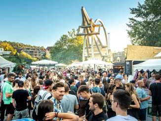 Lindlifäscht Schaffhouse Une foule avec de nombreux chapiteaux à gauche et à droite.