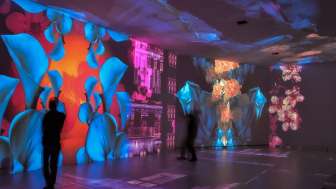 In einem Raum sind Wände, Decken und Böden mit Kunst beleuchtet.
