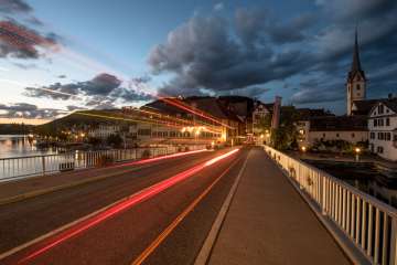 Une voiture a traversé le pont sur le Rhin. On ne voit cependant plus que les feux rouges comme trace.