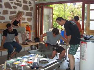 Les invités font des fleurs avec du verre et les façonnent eux-mêmes.