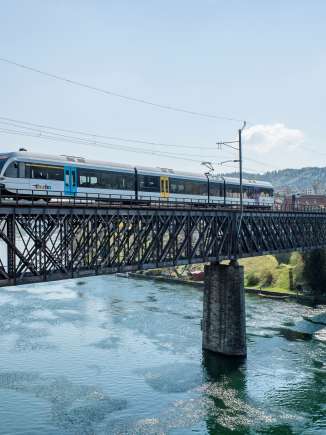 Pont sur le Rhin avec train près de Schaffhouse Un train passe sur le pont du Rhin près de Schaffhouse