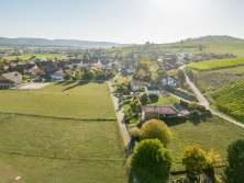 Un petit village niché entre vignes, prairies et champs.