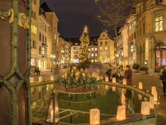 Illuminations de Noël sur la Fronwagplatz dans la vieille ville de Schaffhouse. Au centre se trouve un sapin avec une guirlande lumineuse et des bougies chauffe-plat sur la fontaine Mohrenbrunnen.