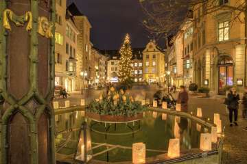 Illuminations de Noël sur la Fronwagplatz dans la vieille ville de Schaffhouse. Au centre se trouve un sapin avec une guirlande lumineuse et des bougies chauffe-plat sur la fontaine Mohrenbrunnen.
