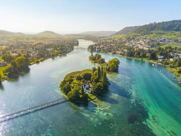 Stein am Rhein et l'île de Werd Vue d'en haut sur l'île de Werd, le Rhin aux couleurs turquoises et la ville de Stein am Rhein.