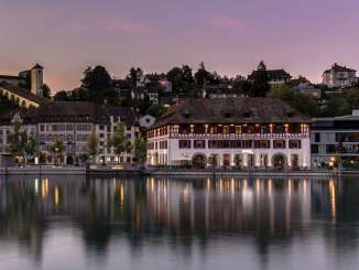 Blick bei Abendstimmung auf den Rhein, den Munot und den Güterhof Schaffhausen.