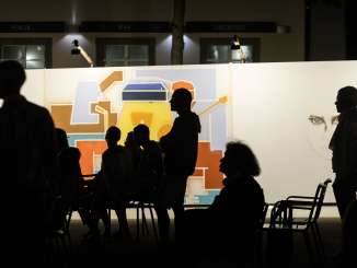 Des personnes se trouvent dans une exposition d'art.
