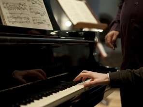 Cours de maître de Schaffhouse Répétition Un piano avec des notes de musique. Une personne joue d'une seule main.