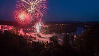 Au-dessus des chutes du Rhin, des bouquets de feux d'artifice rouges crépitaient.