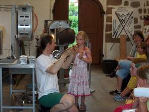 Un homme aide un roi à fabriquer des boules de verre.
