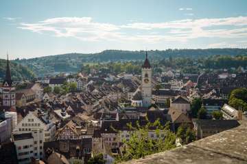Vue sur les toits de la vieille ville de Schaffhouse. Au centre, on aperçoit le clocher d'une église.