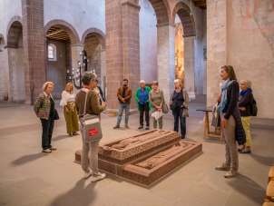 Personnalités qui ont fait bouger Schaffhouse Un groupe avec un guide se tient autour de plaques funéraires dans une église.