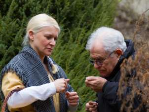 Visite guidée des senteurs de Schaffhouse Un guide déguisé en habit jaune clair donne quelque chose à un homme pour qu'il le sente.