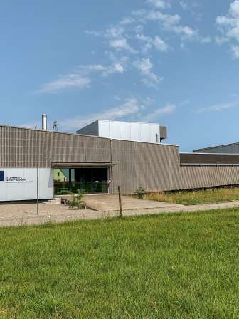 L'observatoire se trouve à l'écart du quartier résidentiel, sur une prairie ouverte.