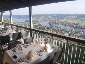 Terrasse du château de Hohenklingen La terrasse du restaurant du château de Hohenklingen offre une vue sur Stein am Rhein et l'Untersee pendant le repas.