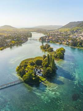 Vue d'en haut sur l'île de Werd, le Rhin aux couleurs turquoises et la ville de Stein am Rhein.
