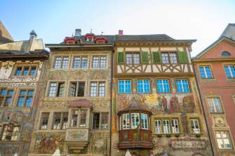Quatre maisons aux façades anciennes peintes. On peut également oriel deux oriel qui s'avancent.