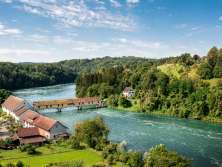 Pont en bois fermé sur le Rhin près de Jestetten. Le Rhin fait ici une courbe.