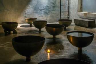 Diverses grandes coupes dans une cave.