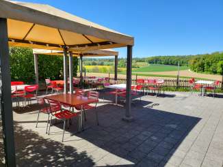 Une terrasse avec vue sur la forêt et les champs est transformée en bistrot éphémère.