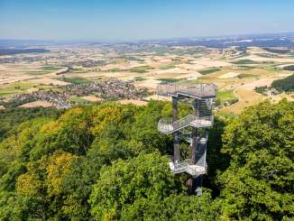 Randenturm de Siblingen Une tour en bois et en métal émerge de la forêt sur une colline. On a une vue sur tout le Klettgau.