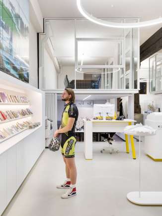 Un cycliste se tient devant un mur de prospectus et regarde brochures .