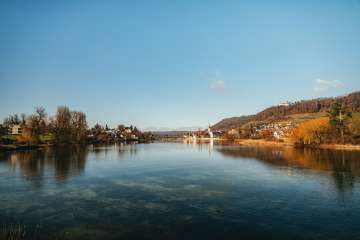Vue depuis l'Untersee sur la petite ville médiévale Stein am Rhein et le château de Hohenklingen sur la colline.
