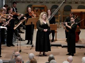Des musiciens classiques et une scieuse se produisent dans l'église municipale de Stein am Rhein.