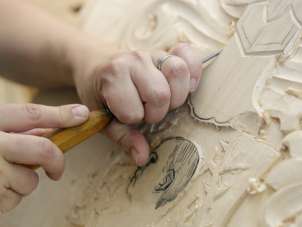 Un outil permet de créer une image à partir d'une plaque de bois.