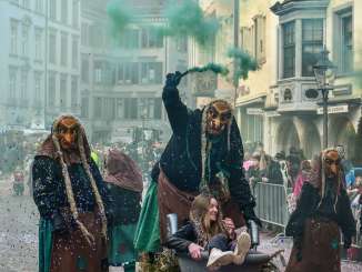 Défilé de carnaval avec les sorcières de Schaffhouse Lors d'un défilé de carnaval à Schaffhouse, trois sorcières déguisées emportent une spectatrice dans une grande marmite.