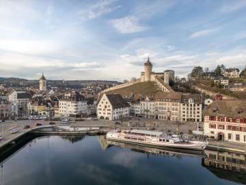 Blick auf den Rhein mit Schiff, Munot und Altstadt.