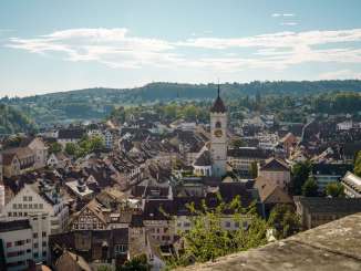 Vue sur les toits de la vieille ville de Schaffhouse. Au centre, on aperçoit le clocher d'une église.
