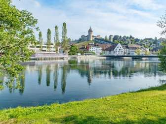 Blick von der anderen Rheinseite auf die Schifflände Schaffhausen, die Rhybadi und den Munot